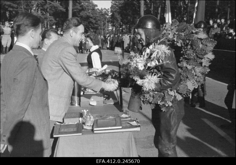 ENSV 1953. a ringrajasõidu esivõistlused, autasustamine. Õilme Kaseorg