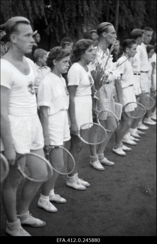 NSV Liidu 1953. a noorte tennise esivõistlusest osavõtjad.