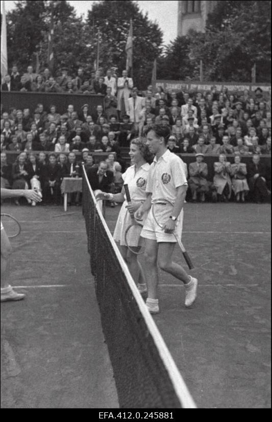 NSV Liidu 1953. a noorte tennise esivõistlusest osavõtjad.