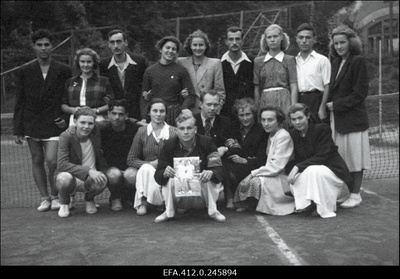 NSV Liidu 1953. a noorte tennise esivõistlusest osavõtjad.  similar photo