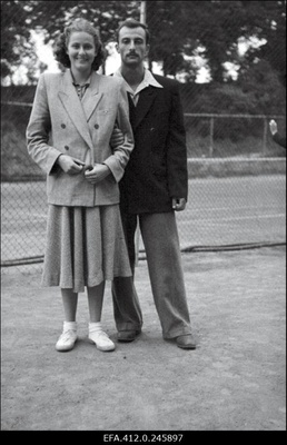 NSV Liidu 1953. a noorte tennise esivõistlusest osavõtjad.  similar photo