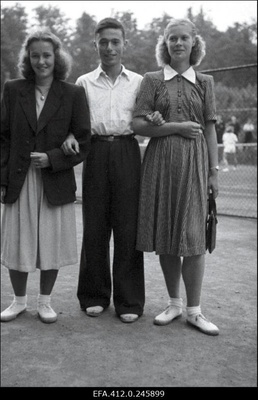 NSV Liidu 1953. a noorte tennise esivõistlusest osavõtjad.  similar photo