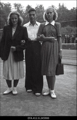 NSV Liidu 1953. a noorte tennise esivõistlusest osavõtjad.  similar photo