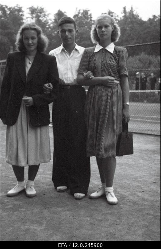 NSV Liidu 1953. a noorte tennise esivõistlusest osavõtjad.