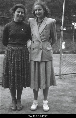 NSV Liidu 1953. a noorte tennise esivõistlusest osavõtjad.  similar photo