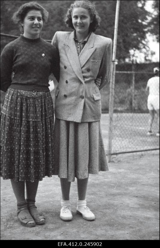 NSV Liidu 1953. a noorte tennise esivõistlusest osavõtjad.