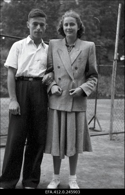 NSV Liidu 1953. a noorte tennise esivõistlusest osavõtjad.  similar photo