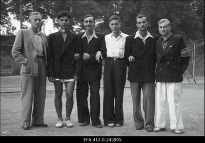 NSV Liidu 1953. a noorte tennise esivõistlusest osavõtjad.  duplicate photo