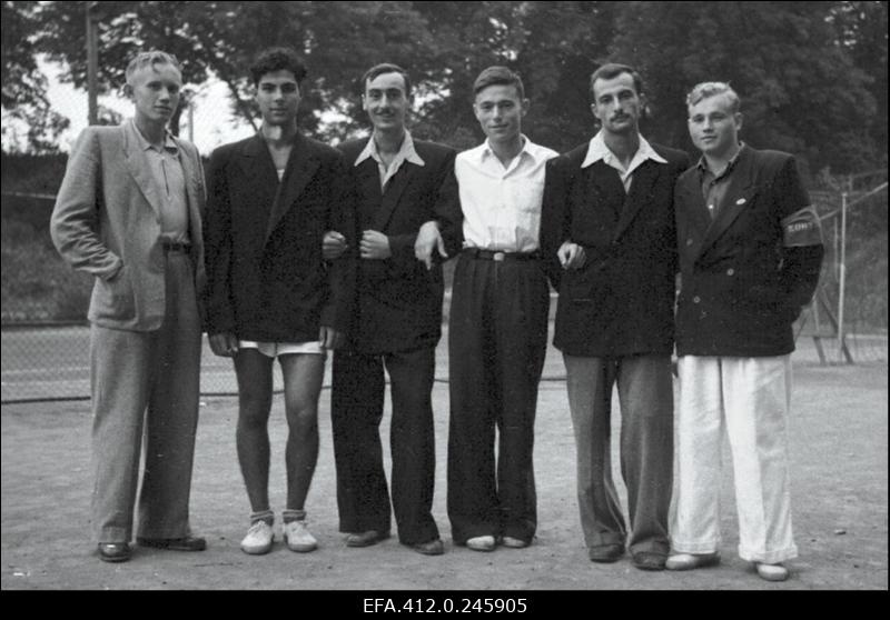 NSV Liidu 1953. a noorte tennise esivõistlusest osavõtjad.