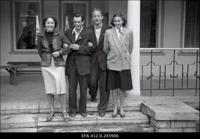 NSV Liidu 1953. a noorte tennise esivõistlusest osavõtjad.  similar photo