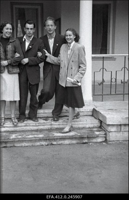 NSV Liidu 1953. a noorte tennise esivõistlusest osavõtjad.  similar photo