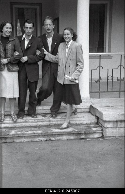 NSV Liidu 1953. a noorte tennise esivõistlusest osavõtjad.