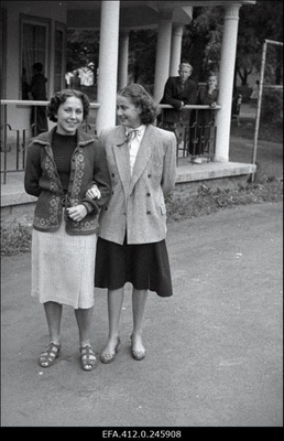 NSV Liidu 1953. a noorte tennise esivõistlusest osavõtjad.  similar photo
