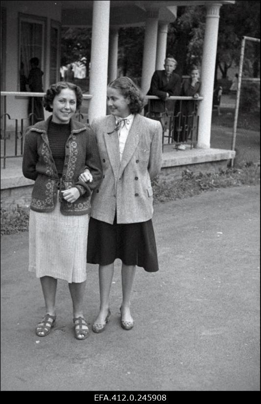 NSV Liidu 1953. a noorte tennise esivõistlusest osavõtjad.