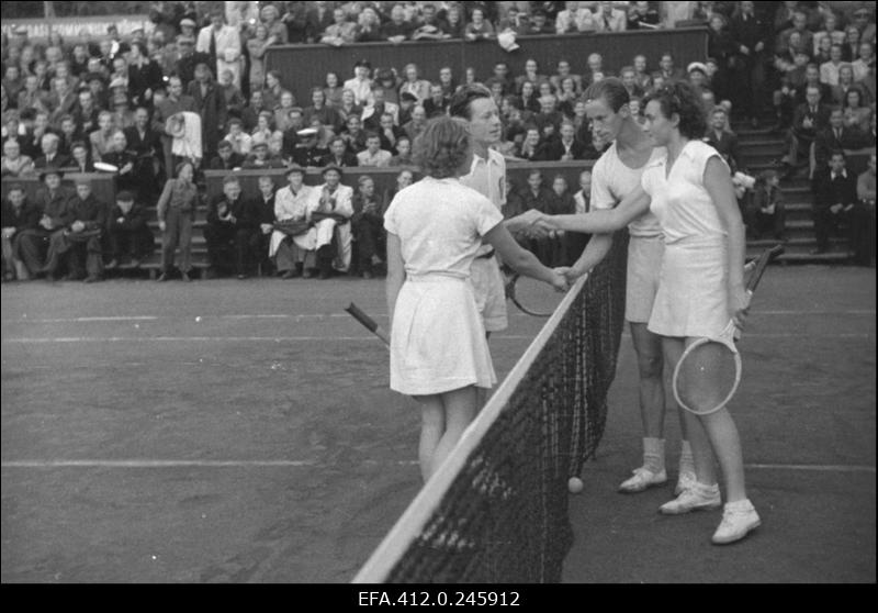 NSV Liidu 1953. a noorte tennise esivõistlusest osavõtjad.
