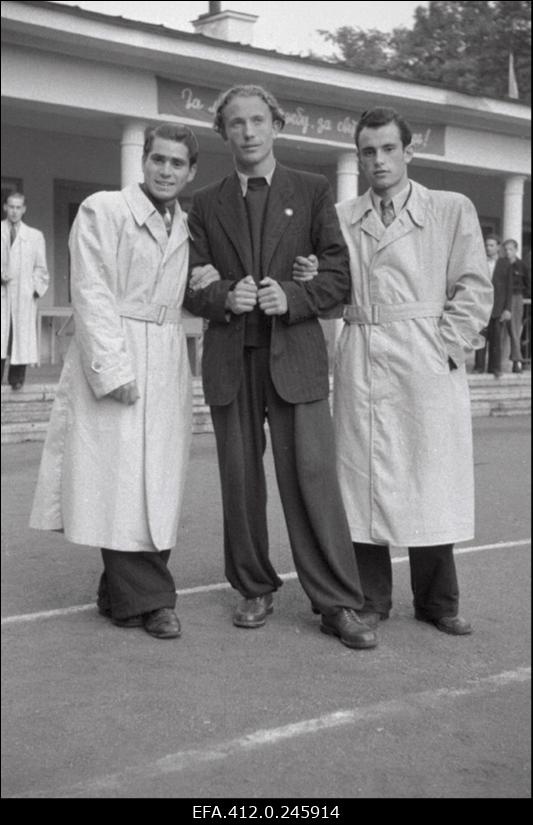 NSV Liidu 1953. a noorte tennise esivõistlusest osavõtjad.