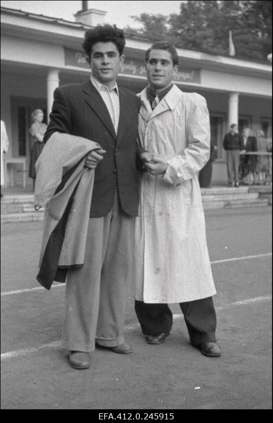 NSV Liidu 1953. a noorte tennise esivõistlusest osavõtjad.