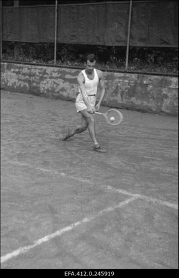 NSV Liidu 1953. a noorte tennise esivõistlusest osavõtjad.  similar photo