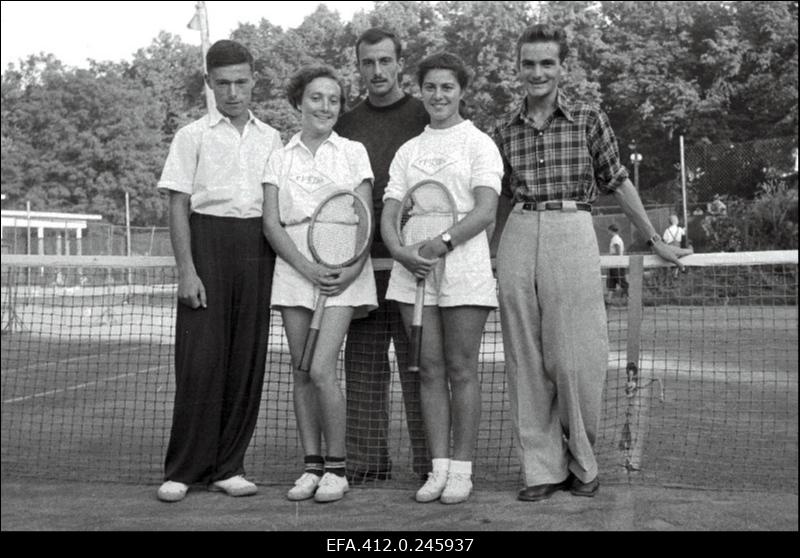 NSV Liidu 1953. a noorte tennise esivõistlusest osavõtjad.