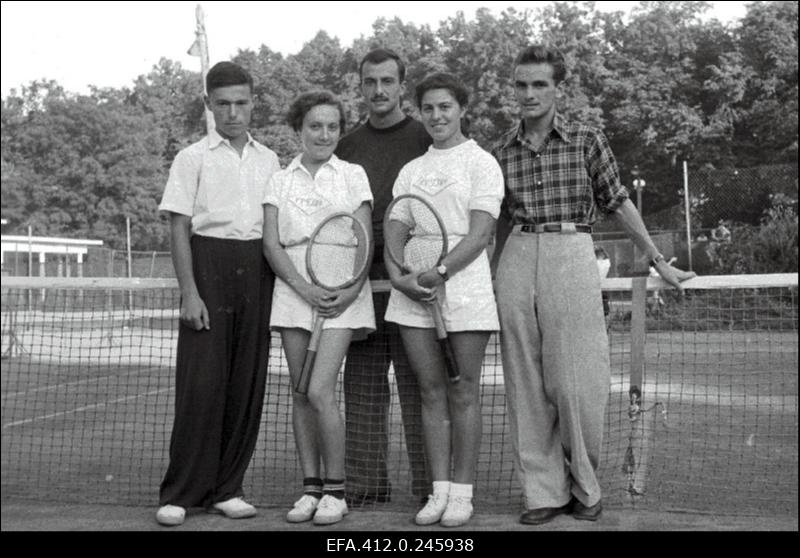 NSV Liidu 1953. a noorte tennise esivõistlusest osavõtjad.