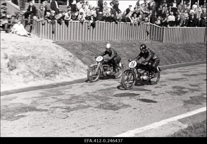 NSV Liidu meistrivõistlused ringrajasõidus. Pirita-Kose-Kloostrimetsa ringrajal motosportlased Evi Nugis (nr 36, Tööjõureservid) ja Virve Laur (Spartak).