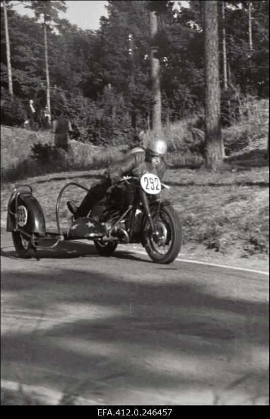 NSV Liidu meistrivõistlused ringrajasõidus. Pirita-Kose-Kloostrimetsa ringrajal motosportlased A. Razorenov - J. Sokolov (Moskva CSK), 750 cm3 külgvankriga masinaklass.