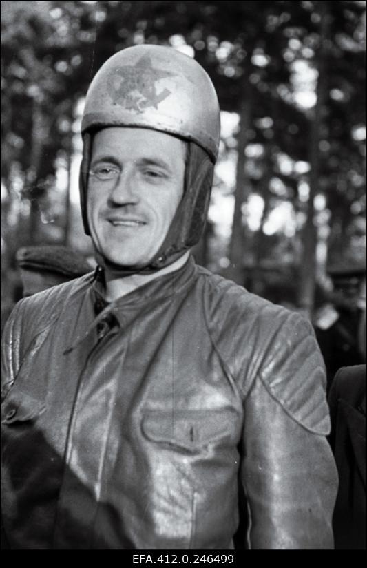 NSV Liidu meistrivõistlused ringrajasõidus Pirita-Kose-Kloostrimetsa ringrajal. Nõukogude Liidu tšempion 750 cm3 masinaklassis motosportlane Gennadi Fomin (Moskva CSK).