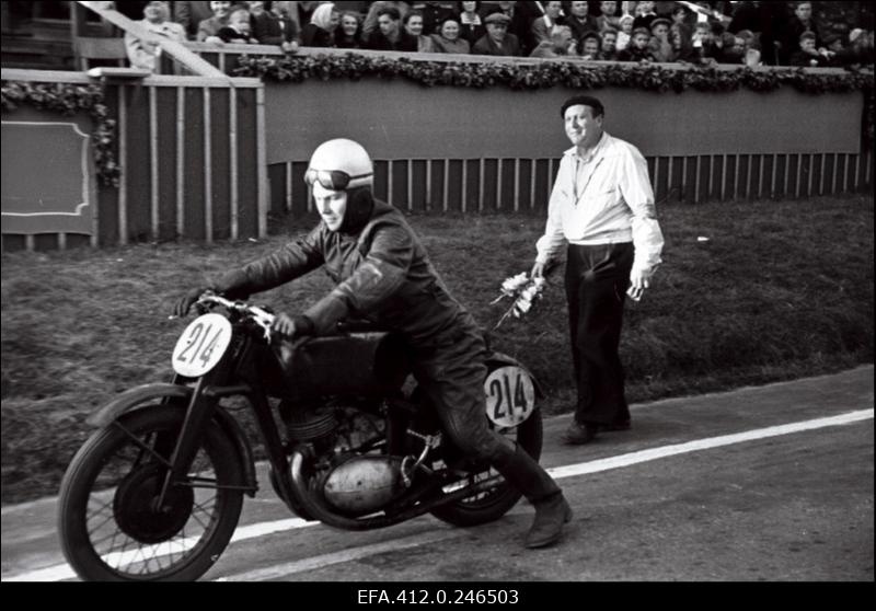 NSV Liidu meistrivõistlused ringrajasõidus Pirita-Kose-Kloostrimetsa ringrajal. Motosportlane Nikolai Sevostjanov (Moskva CSK) 350 cm3 masinaklassi sõidu eel.
