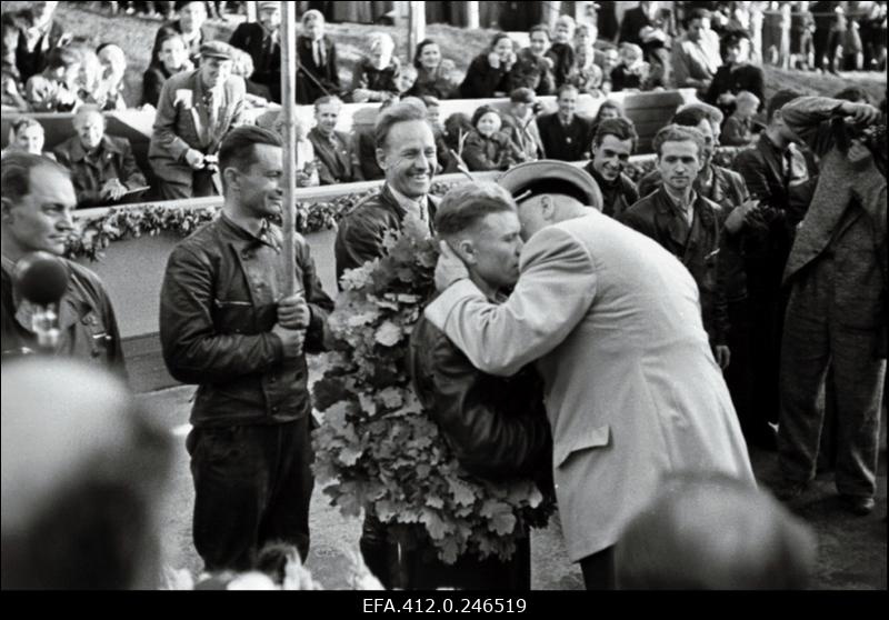 NSV Liidu meistrivõistlused ringrajasõidus Pirita-Kose-Kloostrimetsa ringrajal. Võitjate autasustamine.