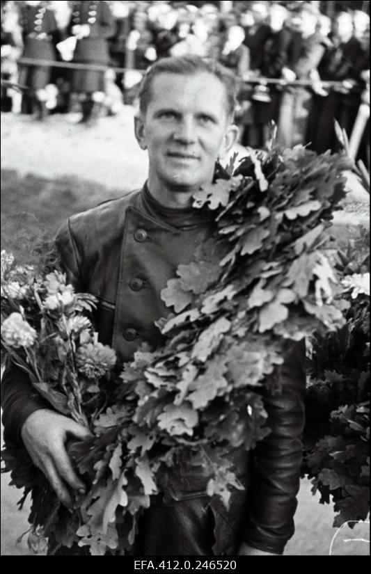 NSV Liidu meistrivõistlused ringrajasõidus Pirita-Kose-Kloostrimetsa ringrajal. Motosportlane tammepärjaga.