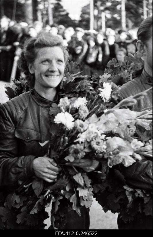 NSV Liidu meistrivõistlused ringrajasõidus Pirita-Kose-Kloostrimetsa ringrajal. Motosportlane Irina Ozolina, 125 cm3 naiste masinaklassi tšempion.