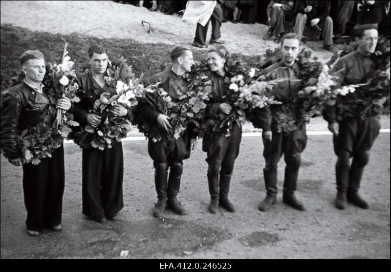 NSV Liidu meistrivõistlused ringrajasõidus Pirita-Kose-Kloostrimetsa ringrajal. Autasutatud motosportlased tammepärjaga.