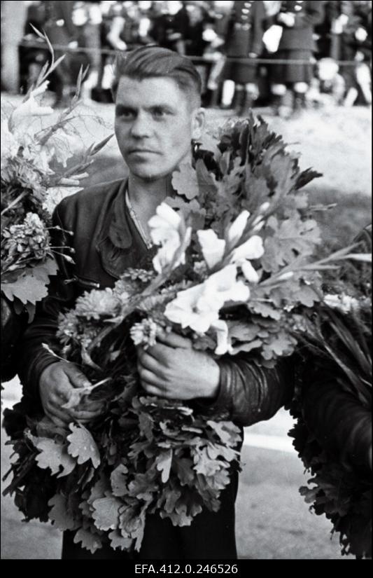 NSV Liidu meistrivõistlused ringrajasõidus Pirita-Kose-Kloostrimetsa ringrajal. Motosportlane tammepärjaga.