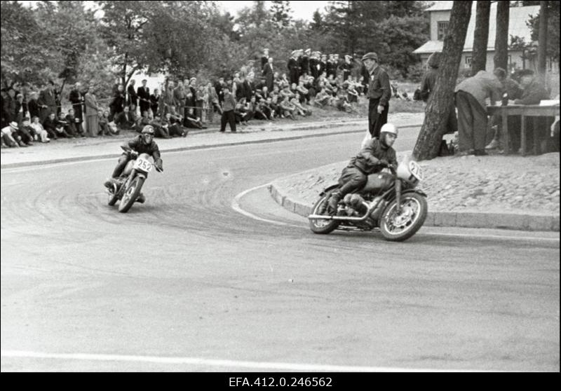 NSV Liidu meistrivõistlused ringrajasõidus. Pirita-Kose-Kloostrimetsa ringrajal motosportlased Viktor Kulakov (nr 279, Moskva CSK), Jevgeni Gringaut (nr 252, Tööjõureservid), 750 cm3 masinaklass.