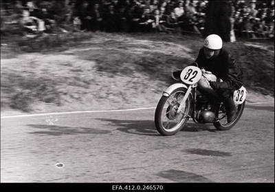 NSV Liidu meistrivõistlused ringrajasõidus. Pirita-Kose-Kloostrimetsa ringrajal motosportlane L. Sviridova (Dünamo), 125 cm3 naiste masinaklass.  duplicate photo