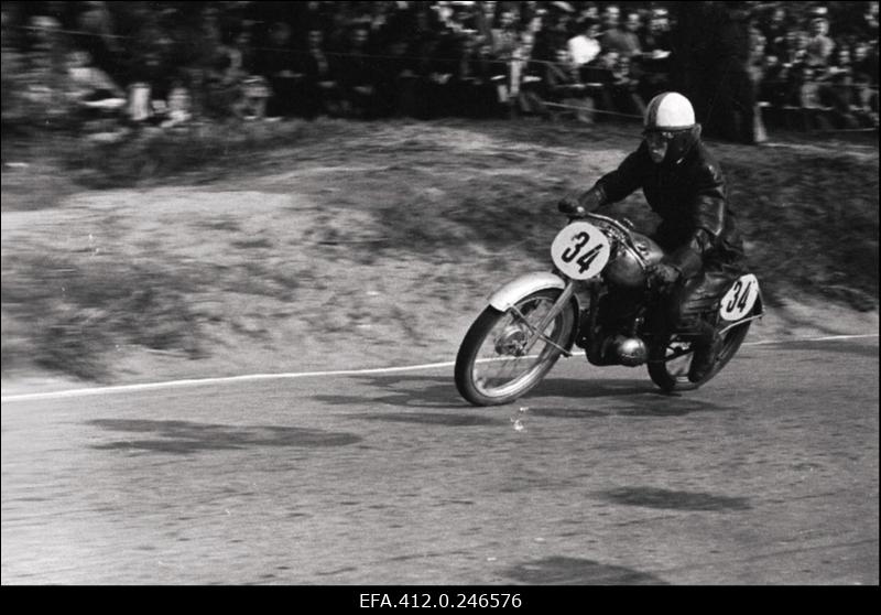 NSV Liidu meistrivõistlused ringrajasõidus. Pirita-Kose-Kloostrimetsa ringrajal motosportlane Niina Morozova (Dünamo), 4. koht 125 cm3 naiste masinaklassis.