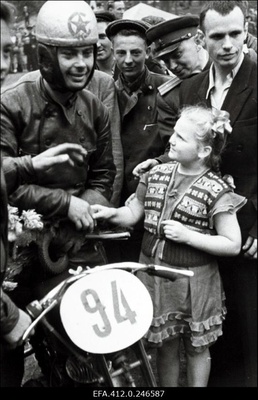 NSV Liidu meistrivõistlused ringrajasõidus Pirita-Kose-Kloostrimetsa ringrajal. 125 cm3 masinaklassi tšempioni Nikolai Selivanovi (Moskva CSK) õnnitlemine.  duplicate photo