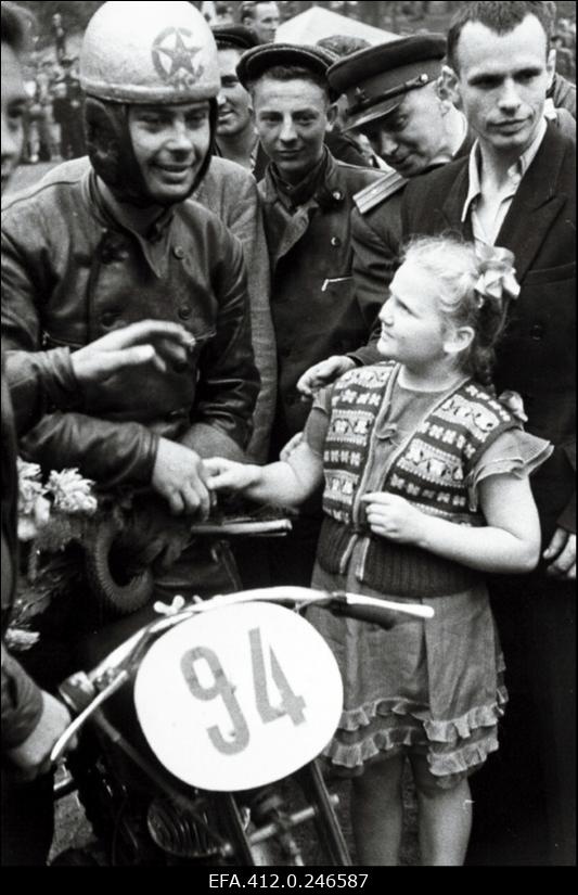 NSV Liidu meistrivõistlused ringrajasõidus Pirita-Kose-Kloostrimetsa ringrajal. 125 cm3 masinaklassi tšempioni Nikolai Selivanovi (Moskva CSK) õnnitlemine.