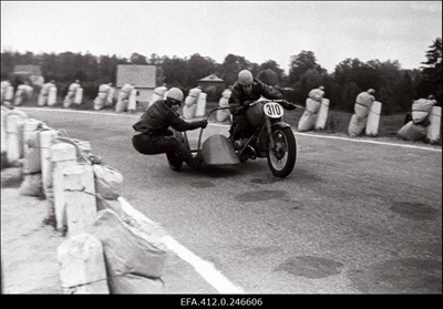 NSV Liidu meistrivõistlused ringrajasõidus. Pirita-Kose-Kloostrimetsa ringrajal võistlevad külgvankriga mootorrataste klassis motosportlased J. Sidorov / E. Slavski (Burevestnik).  duplicate photo