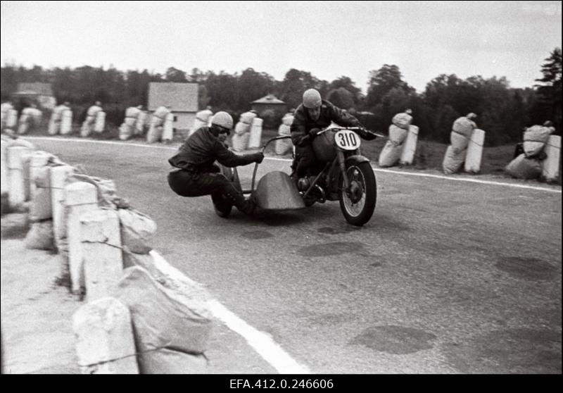 NSV Liidu meistrivõistlused ringrajasõidus. Pirita-Kose-Kloostrimetsa ringrajal võistlevad külgvankriga mootorrataste klassis motosportlased J. Sidorov / E. Slavski (Burevestnik).