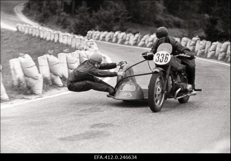 NSV Liidu meistrivõistlused ringrajasõidus. Pirita-Kose-Kloostrimetsa ringrajal motosportlased Boris Papulov - Anatoli Homutov (Irbiti Mootorrattatehas), NSV Liidu tšempionid 750 cm3 külgkorviga mootorrataste klassis.