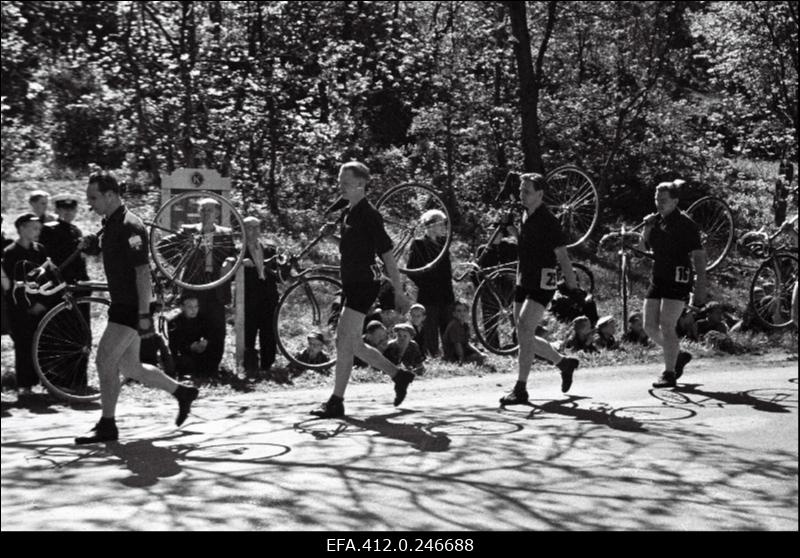 Jalgratturite lühidistantsid Kadrioru ringrajal ja vabariigi mitmepäevasõit.