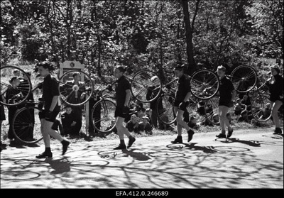 Jalgratturite lühidistantsid Kadrioru ringrajal ja vabariigi mitmepäevasõit.  duplicate photo