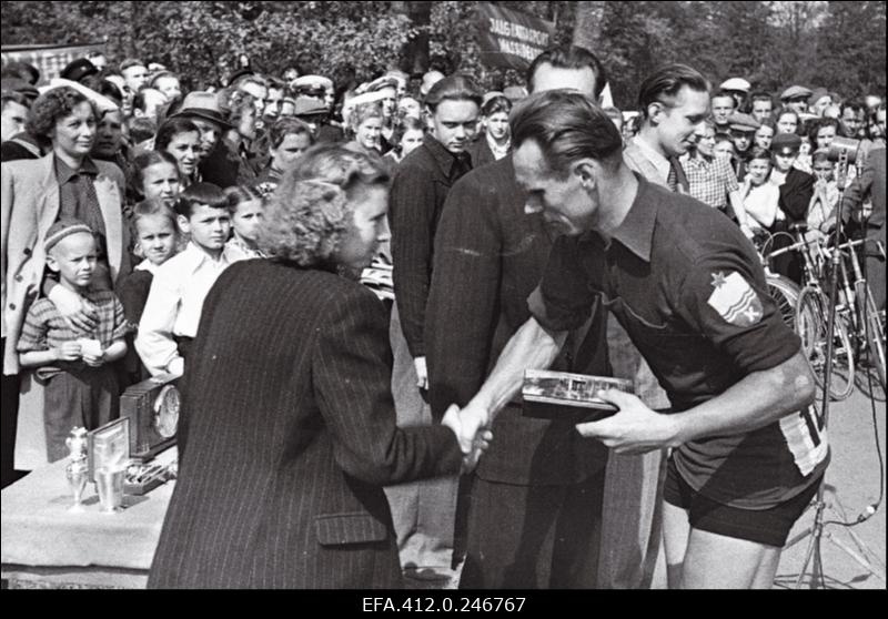 Jalgratturite lühidistantsid Kadrioru ringrajal ja vabariigi mitmepäevasõit.