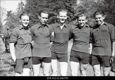 Jalgratturite lühidistantsid Kadrioru ringrajal ja vabariigi mitmepäevasõit.  duplicate photo