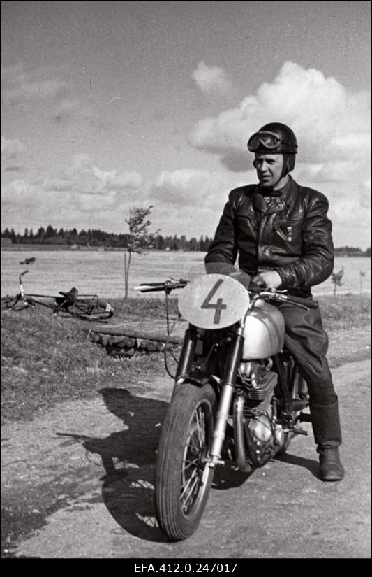 Uute mootorrataste katsetamine.