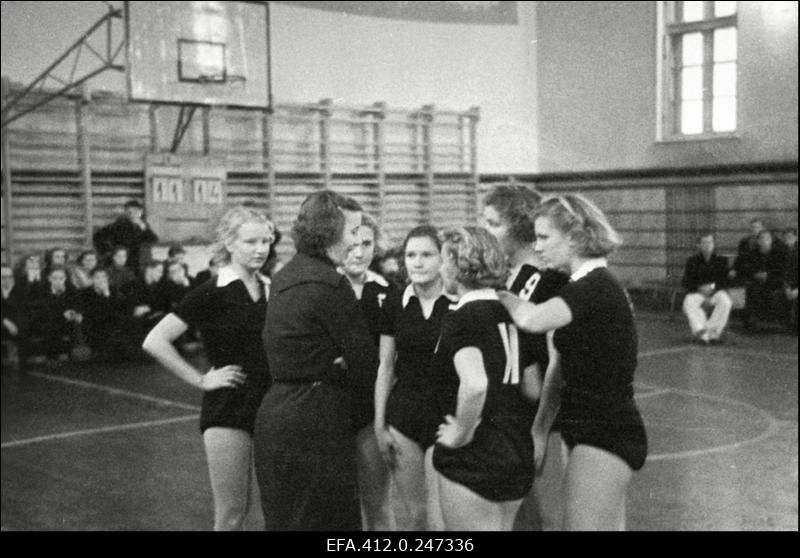 Võrkpallivõistlused Tallinna Ehitustehnikumi võimlas.