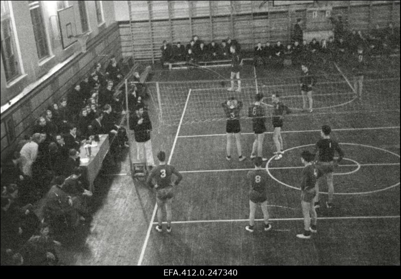 Võrkpallivõistlused Tallinna Ehitustehnikumi võimlas.