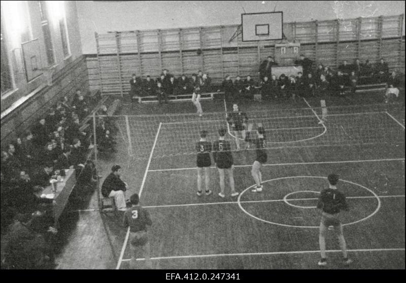Võrkpallivõistlused Tallinna Ehitustehnikumi võimlas.