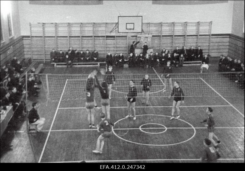 Võrkpallivõistlused Tallinna Ehitustehnikumi võimlas.